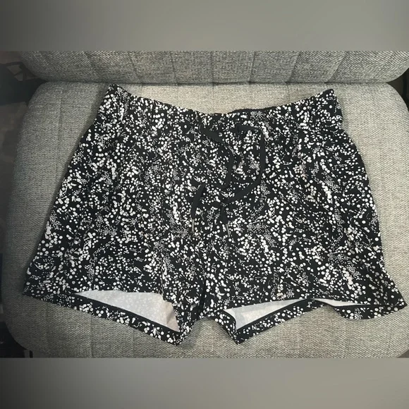 Lululemon On The Fly Short Size 8 Black and White - Picture 3 of 6
